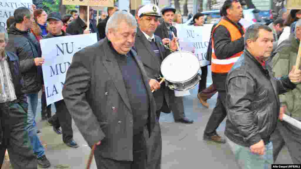 Sindicalisti cu tobe, fluiere si pancarde la protest.