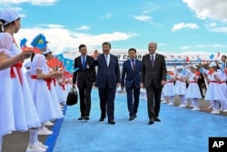 Зустріч китайського лідера в аеропорту Астани, куди він прибув на саміт ШОС 2 липня 2024 року. Після Астани він здійснить візит до Таджикистану