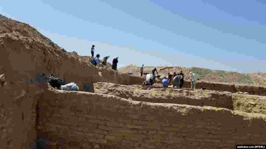 Археологические работы, спонсируемые Фондом американского посла, ведутся туркменскими учёными.