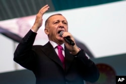 Президент Турции и кандидат в президенты от Народного альянса Реджеп Тайип Эрдоган выступает с речью во время предвыборной кампании в Стамбуле, 21 апреля 2023 года
