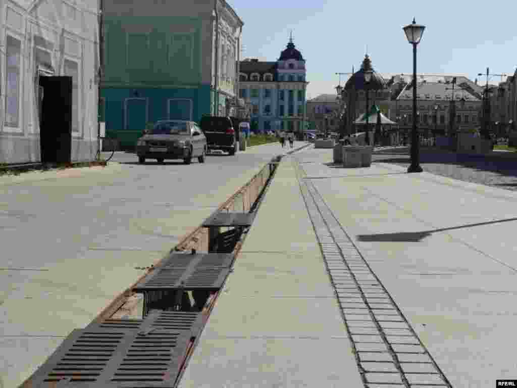 Яңгыр сулары җыелучы канауның чуен рәшәткәләре юкка чыккан - Казанның меңъеллыгына Петербур тарафыннан төньяк башкала исеме белән урам бүләк ителде. Бу урам Нева елгасында урнашкан шәһәрне хәтерләтүче урын буларак төзелде. Петербург стиленнән таныш булган фонарьлар, үзенчәлекле архитектура төзелеше, матур күперчекләр урамда чыннан да төньяк башкала мохитен чагылдыра. Әмма “бүләк” әкренләп матурлыгын югалта бара. 