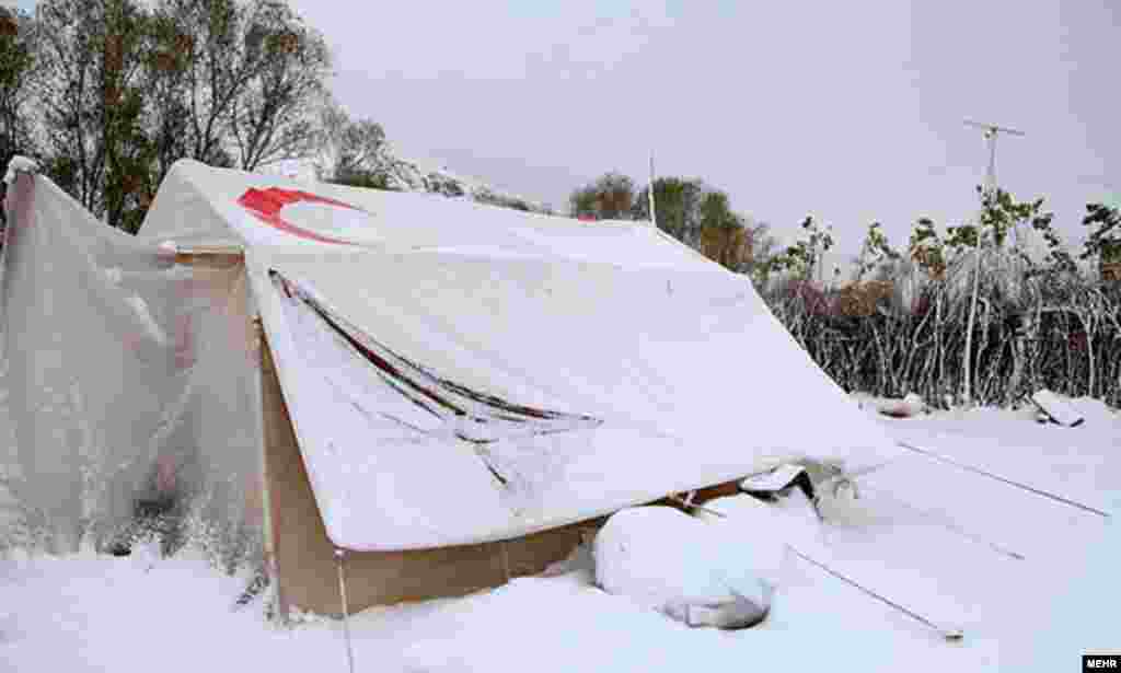Iran -- Azerbaijan Sharghi province: many people are still without home after quake. Reports say cold weather and snow added to their difficulties, 13Nov2012