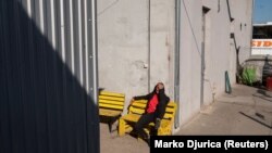 Migrant u migrantskom centru u Šidu