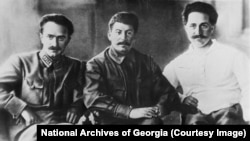 კავკასიელთა ჯგუფი 1926 წელს. სტალინი შუაში ზის, მარცხნივ ‒ ანასტას მიქოიანი, მარჯვნივ ‒ სერგო ორჯონიკიძე. საქართველოს ეროვნული არქივი. ფოტო წიგნიდან "ნაცნობი უცხოები".
