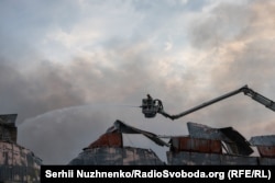 Зруйновані внаслідок російської балістичної атаки продовольчі складські пприміщення в Оболонському районі Києва. 5 серпня 2026 року