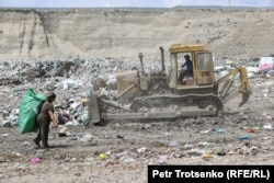 Сборщица пластиковых бутылок на мусорной свалке. Алматинская область, 22 июня 2021 года.