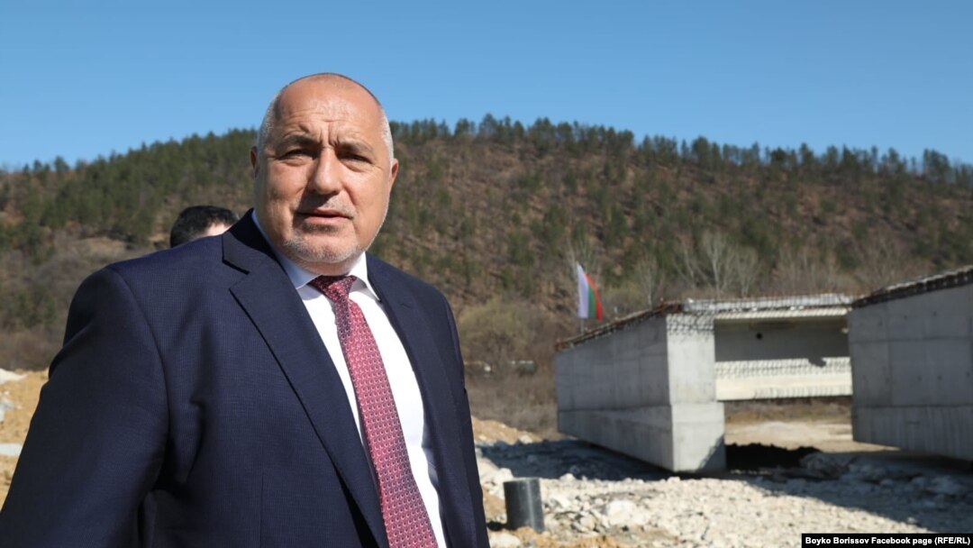 Бойко Борисов на 3 март, малко преди да подари сакото си на работник.