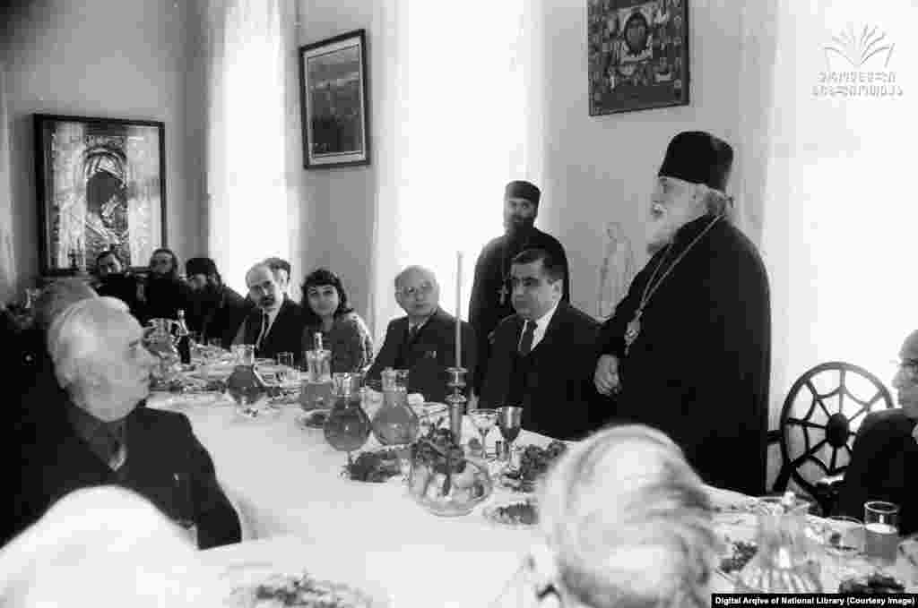 სადილი საპატრიარქოში. ილია მეორე, ისტორიკოსი როინ მეტრეველი და სხვები. 