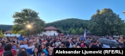 Svečanom dočeku patrijarha Porfirija prisustvuje nekoliko hiljada građana Berana i vjernika iz drugih gradova Crne Gore i regiona