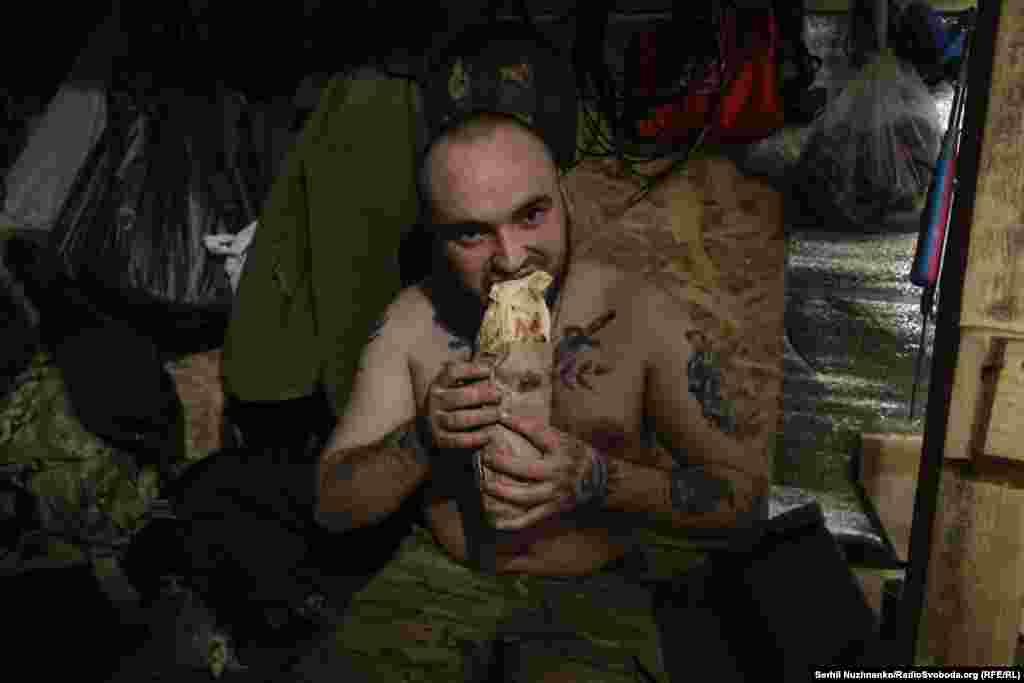 Найсмачніша шаурма. Військовий 30-ї ОМБР Ярослав їсть доставлену йому на позиції шаурму. Сіверський напрямок, 20 жовтня 2025 року