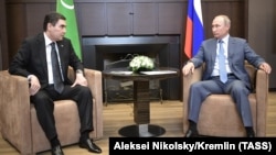 Turkmen President Gurbanguly Berdymukhammedov (left) and Russian President Vladimir Putin meet in Sochi on August 15.