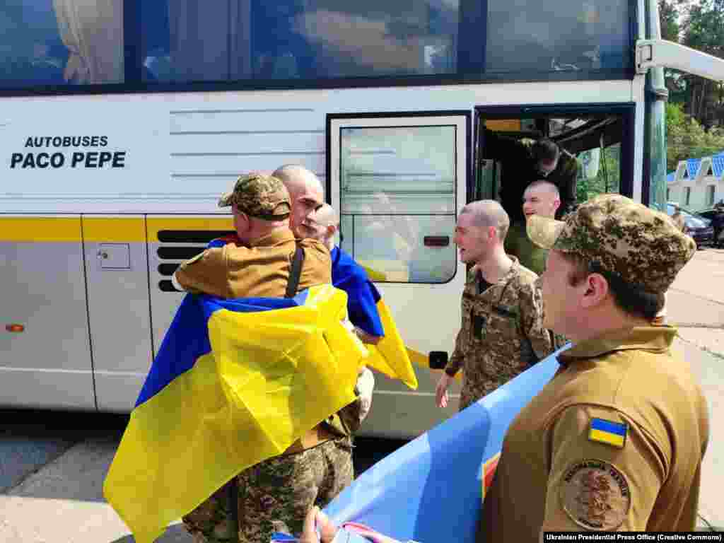 Зустріч звільнених з російського полону українських захисників.«Серед звільнених сьогодні – представники Військово-Морських Сил, Сухопутних військ, Сил ТрО, Повітряних Сил, Десантно-штурмових військ, Прикордонної служби, Нацгвардії та Державної спеціальної служби транспорту. Усі визволені – представники рядового та сержантського складу», – повідомили у Координаційному штабі з питань поводження з військовополоненими