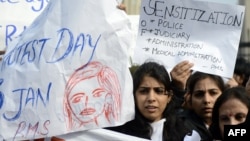 Архивска фотографија: Протест пред судот во Њу Делхи каде што им се суди на обвинетите за групно силување на студентка на 3 јануари 2013