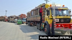 د اکتوبر له ۱۲مې راهیسې د تورخم دروازې تر بندېدو وروسته دواړو خواوو ته په مالونو بار سلګونه ګاډي ولاړ دي.