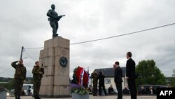 Йенс Столтенберг (тогда премьер-министр Норвегии) и Дмитрий Медведев (тогда премьер-министр РФ) у памятника советским солдатам в Киркенесе