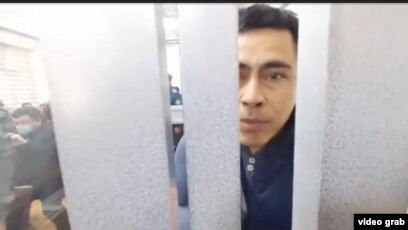 сиськи салбыраған жалаңаш жас қыз