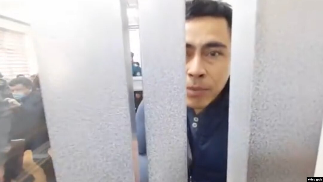 Блогер Отабек Сатторий Жиноят ишлари бўйича Музработ туман суди залидаги судланувчилар учун ажратилган бўлмада. 2021, 11 март. Effect.uz сайти эълон қилган видеодан кадр.