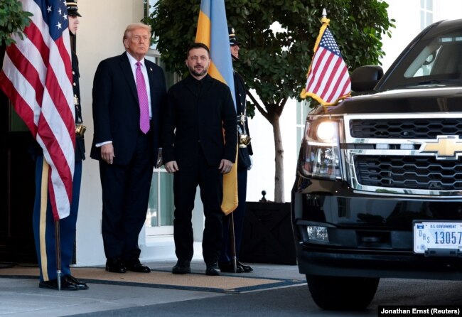 Президент США Дональд Трамп вітає президента України Володимира Зеленського у Білому домі у Вашингтоні, округ Колумбія, США, 17 жовтня 2025 року