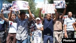 Armenia - Armenian Yezidis demonstrate in Yerevan to demand Armenian government action against the massacre of Yezidis in Iraq, 14Aug2014.