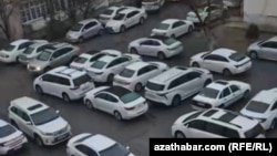 "Arkadag" bilen "Al-Nasr" futbol oýnunyň geçirilýän güni Olimpiýa stadionynyň golaýyndaky ýaşaýyş jaýlarynyň howlularynda awtoulag dykylyşy döredi. Aşgabat, 2026-njy ýylyň 11-nji fewraly.