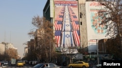 Panou publicitar anti-SUA și anti-Israel pe o clădire din Teheran.