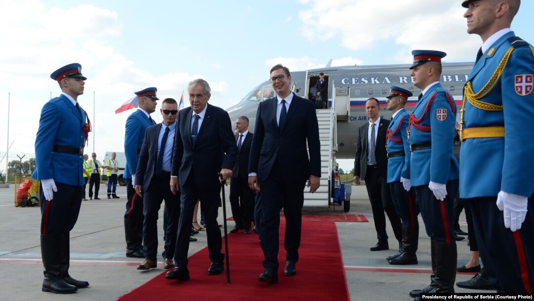 Miloša Zemana, koji predvodi delegaciju Češke, na beogradskom aerodromu dočekao je predsednik Srbije Aleksandar Vučić.