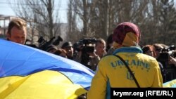 Фото с акции в честь годовщины Дня рождения Тараса Шевченко, Симферополь, 9 марта 2015 года