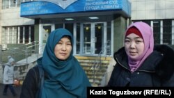 Карлыгаш Адасбекова (слева) и Дария Нышанова до начала оглашения приговора по их делу. Алматы, 27 января 2020 года.