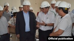 Кубатбек Боронов Бишкек ЖЭБиндеги химиялык блокту көрүүдө. 28-июль, 2018-жыл.