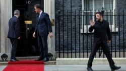 Украинският президент Володимир Зеленски маха, докато се разделя с британския премиер Киър Стармър и генералния секретар на НАТО Марк Рюте на "Даунинг стрийт" 10 в Лондон, Великобритания, 17 март 2026 г.