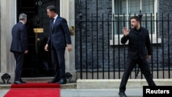 Украинският президент Володимир Зеленски маха, докато се разделя с британския премиер Киър Стармър и генералния секретар на НАТО Марк Рюте на "Даунинг стрийт" 10 в Лондон, Великобритания, 17 март 2026 г.