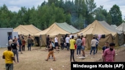 Migranți într-un campus pentru refugiați, în Rudninkai, la 38 km de Vilnius, 4 august, 2021
