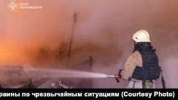 Рятувальники гасять пожежу, що виникла внаслідок одного з попередніх російських ударів по Харківщині, архівне фото
