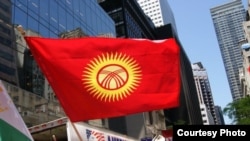 Кыргызские участники парада тюркских народов в Нью-Йорке, 19 мая 2012 года. 