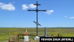 Надпись на кресте: «Жителям деревни Бистрича от благодарных потомков. Август 2004 года»