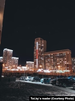 Дом з падсьвечваньнем у нацыянальных колерах, 24 сакавіка 2021 году, Брылевічы, Менск