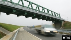 Gépjárművel közlekednek az M85-ös gyorsforgalmi út Sopron és Csorna közötti szakaszán Peresztegnél 2020. december 16-án