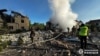 Співробітники Державної служби з надзвичайних ситуацій гасять пожежі приватних будинків, зруйнованих обстрілом у Харкові, 10 травня 2024 року