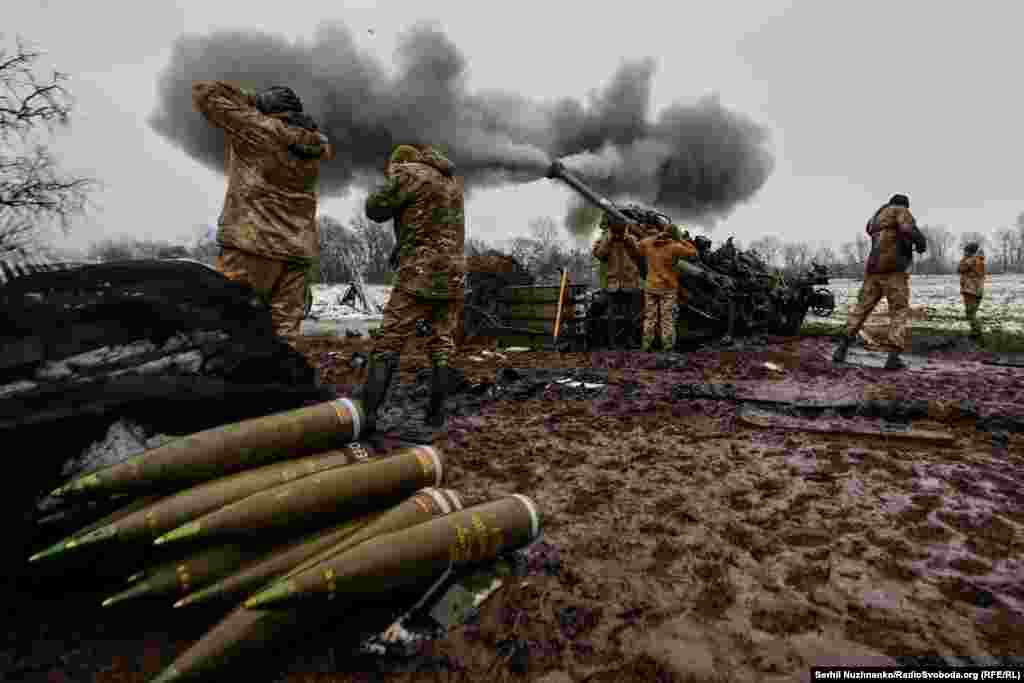 Українські артилеристи ведуть вогонь з гаубиці М777 у бік російських позицій. Донецька область, листопад 2022 року