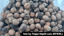 Грецкие орехи на рынке Джалал-Абада.