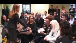 Ала Саньнікава чытае ліст ад свайго сына Андрэя Саньнікава