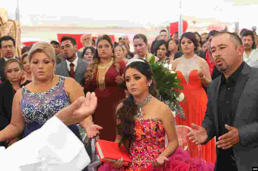 از تولد پانزده سالگی روبی، دختر مکزیکی، همه خبردار شدند. پدر و مادر روبی در شبکه های اجتماعی از مردم دعوت کردند به این جشن تولد بیایند. هزاران نفر به تولد روبی آمدند و یک نفر هم در این هیاهو جان باخت.