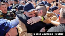 Prizonierii israelieni din Gaza sunt eliberati, în timp ce zeci de mii de oameni sărbătoresc în stradă