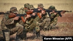 Ermənistan reservistləri 2020-ci ilin oktyabrında təlim zamanı