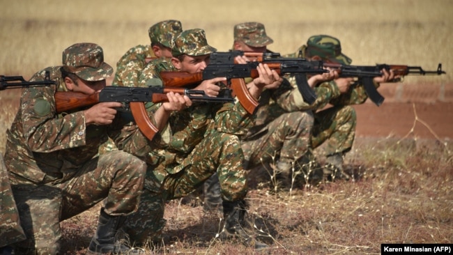 Ermənistan reservistləri 2020-ci ilin oktyabrında təlim zamanı