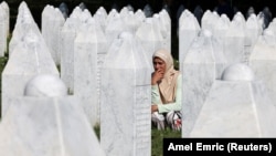 O femeie în cimitirul de la Srebrenica la a 31-a aniversare a crimelor, pe 11 iulie 2026.