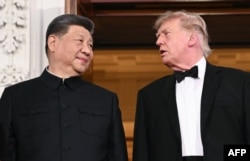 Голова КНР Сі Цзіньпін і президент США Дональд Трамп позують на сходах північного портика Білого дому перед офіційною вечерею у Вашингтоні, округ Колумбія. США, 24 вересня 2026 року