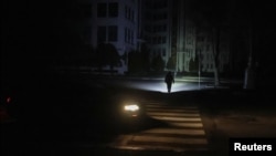 O stradă în beznă la Harkov, în seara de 8 noiembrie, după un atac rusesc masiv asupra rețelelor electrice ale Ucrainei 
