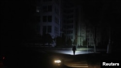 За повідомленням, у більшості регіонів України застосовуються погодинні відключення, а споживання електроенергії залишається високим