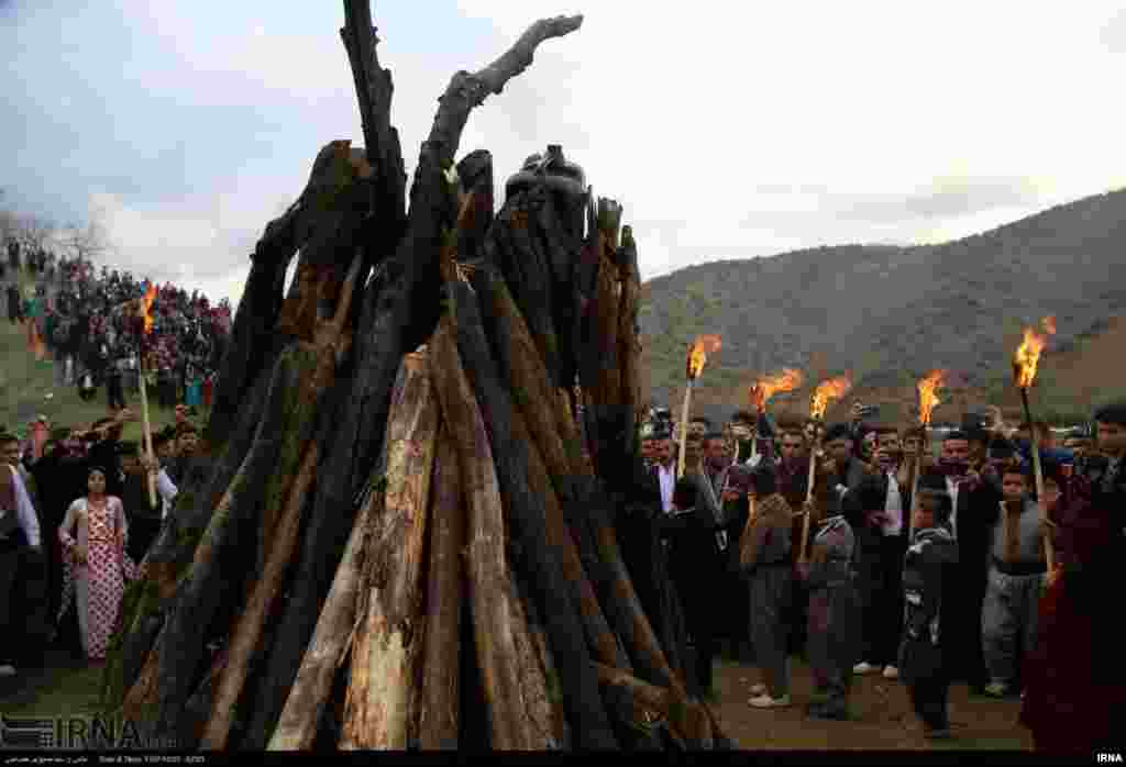مردمان ایران&zwnj;زمین چند روز پیش از نوروز&nbsp;آتش روشن می&zwnj;کردند تا فروهر درگذشتگان به سوی آنها بيايند. 